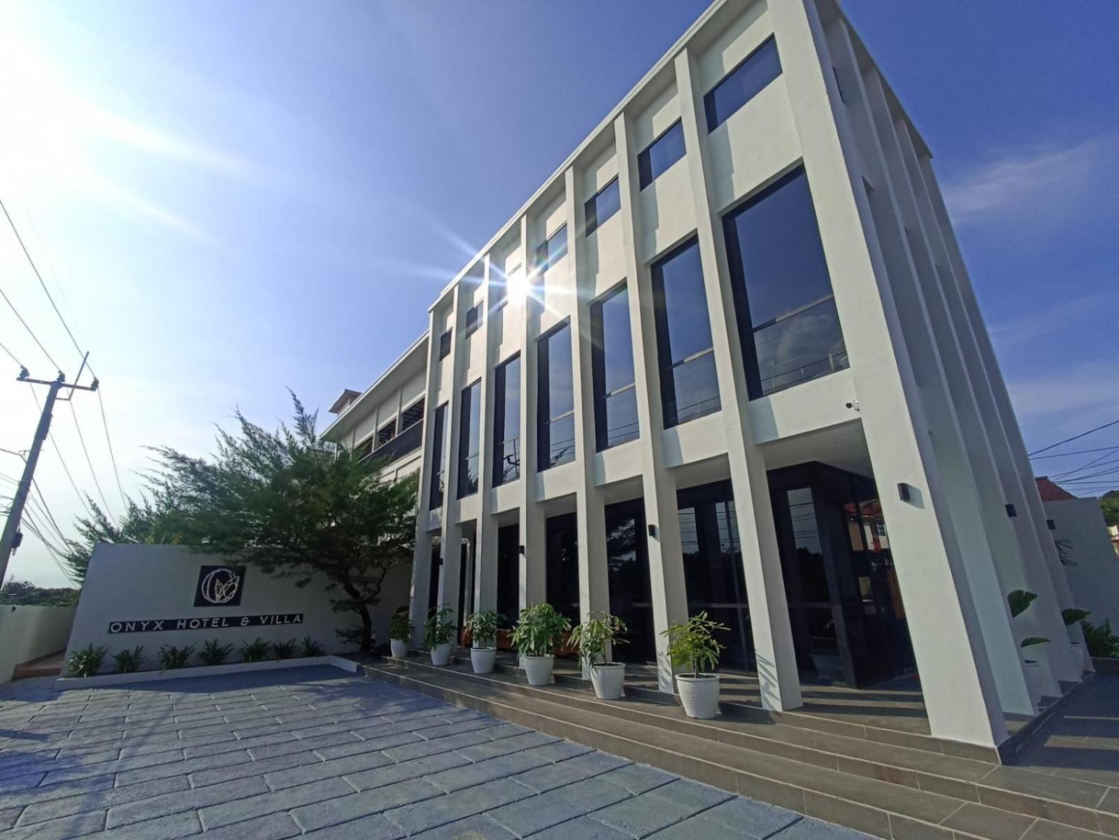 Onyx Hotel & Villa Tanjunguban Bagian luar foto
